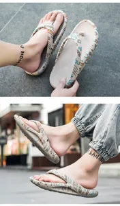 Detailansicht der Sommer-Flip-Flops mit Graffiti-Aufdruck 'LOVE' auf bequemen Riemen.