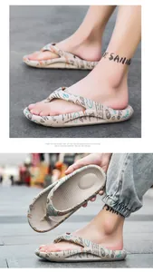 Detailansicht der modischen Graffiti-Flip-Flops mit bequemer Fußbettstruktur