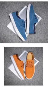 Détail de chaussures décontractées pour hommes en daim bleu et orange avec lacets blancs