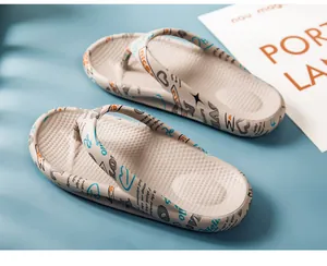 Detailaufnahme der weißen Flip-Flops mit buntem Graffiti-Aufdruck und Herzen.