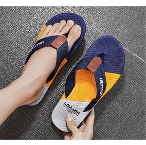 Vista dettagliata di eleganti infradito da uomo color-block con cinturini intrecciati