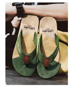 Primo piano di infradito da uomo eleganti con cinturini in tessuto verde e design