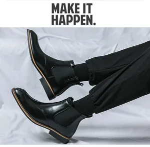 Nahaufnahme von schwarzen Chelsea-Boots für Herren mit spitzer Zehenpartie und Gummizug