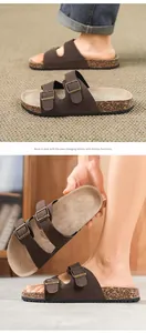 Vista dettagliata di sandali stile Birkenstock in camoscio marrone con fibbie in metallo.