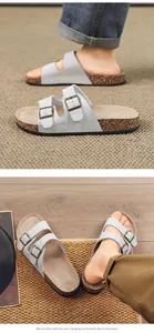 Dettaglio dei sandali grigi stile Birkenstock con fibbie in metallo e suola in sughero