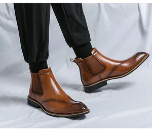 Nahaufnahme brauner Chelsea-Boots aus Leder mit spitzer Zehenpartie und Gummizug
