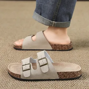 Sandali da uomo in sughero con fibbie metalliche regolabili e cinturini in pelle scamosciata.