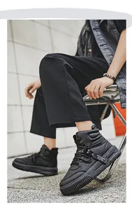 Dettaglio di sneaker alte nere alla moda indossate da un modello in un contesto urbano