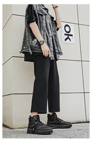 Dettaglio di sneaker alte nere alla moda per uomo e donna su un modello di strada.