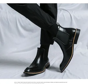 Detailansicht der eleganten schwarzen Chelsea-Boots für Herren mit spitzer Zehenpartie