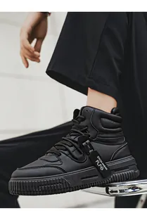 Dettaglio laterale di sneakers nere alte alla moda con etichetta decorativa