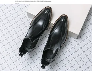 Professionelle Draufsicht auf elegante schwarze Chelsea Boots aus Leder mit spitzer Zehenpartie