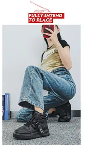 Modello che indossa sneakers da skateboard alte nere in un ambiente studio lifestyle