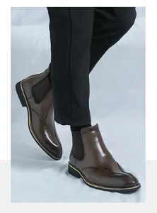 Nahaufnahme von stilvollen braunen Chelsea-Boots für Herren mit spitzer Zehenpartie