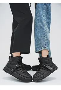 Dettaglio di scarpe da skate alte nere alla moda per coppie con fibbia in stile urban