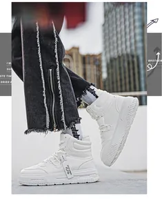 Vista dettagliata di sneakers alte bianche alla moda con jeans neri in stile urban