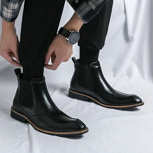 Stilvolle schwarze Chelsea-Boots für Herren aus Leder mit spitzer Zehenpartie.
