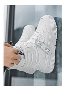 Primo piano di sneakers alte bianche con targhetta decorativa e suola in gomma spessa.
