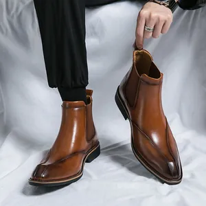 Stylische braune Chelsea-Boots für Herren aus Leder mit spitzer Zehenpartie und Elastik.