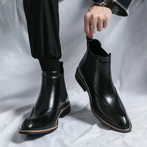 Stilvolle schwarze Chelsea-Boots aus Leder für Herren mit spitzer Zehenpartie im Brit-Stil.