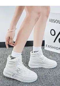 Vista ravvicinata di sneakers da skateboard bianche high-top alla moda su un modello