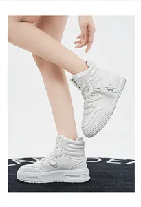 Eleganti scarpe da skate alte in pelle bianca per giovani, indossate da modella su fondo bianco