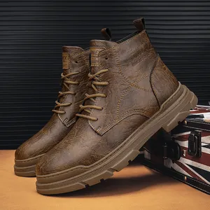 Klassieke bruine herenleren Martens-laarzen in Britse werkstijl met hoog model design.