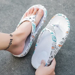 Stylische weiße Flip-Flops mit bunten Graffiti-Mustern für Strand und Freizeit im Sommer