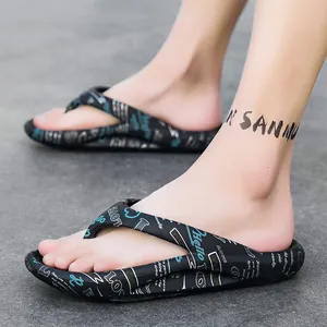 Trendige Flip-Flops mit Graffiti-Print und flacher Sohle für den Strand im Sommer