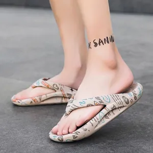 Stylische Flip-Flops mit Graffiti-Print für Sommerstrand und lässiges Gehen im Freien