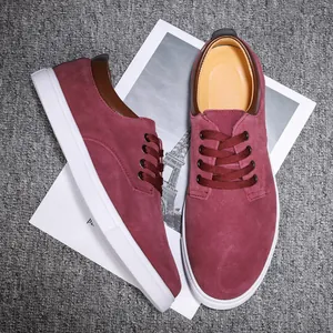 Baskets décontractées en daim bordeaux pour hommes au style vintage sur fond gris