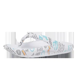 Weiße Sommer-Flip-Flops mit buntem Graffiti-Textdruck für Strand und die Freizeit