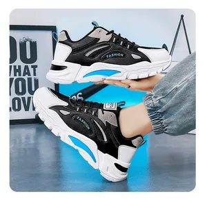 Sneaker dad chunky traspiranti bianche e nere con accenti blu alla moda per coppie.