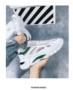 Vista ravvicinata di sneaker in mesh traspirante bianco e verde con design a suola spessa