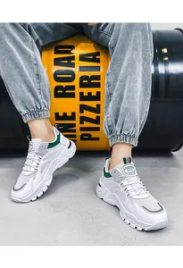 Sneakers in rete bianca traspirante con suola spessa e accenti verdi per sport