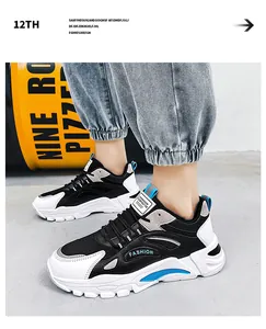 Vista ravvicinata di sneakers chunky in mesh traspirante dal design elegante nero e bianco