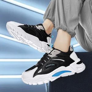 Eleganti sneaker in mesh traspirante bianco e nero con suola spessa