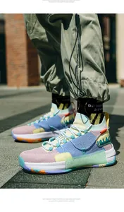 Gros plan de chaussures de basket flyknit colorées sur un mannequin dehors.