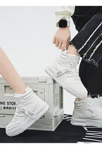 Sneaker alte bianche alla moda con suola spessa per uomo e donna in stile streetwear urbano