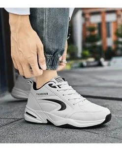 Dettaglio sneaker invernali da uomo bianche con suola spessa e logo FASHION