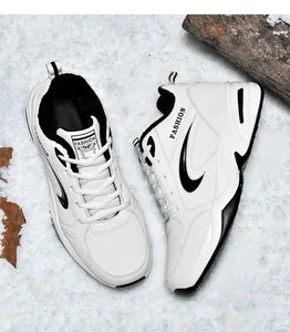Dettaglio ravvicinato di scarpe da ginnastica invernali bianche con fodera calda