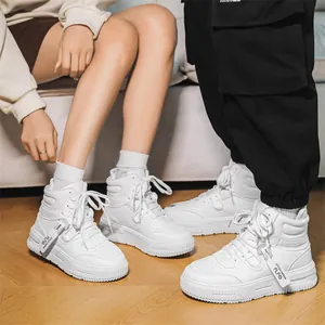 Scarpe da skate alte bianche alla moda per coppie con cartellini trendy per uno stile urbano