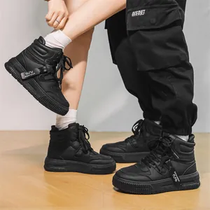 Scarpe da skate alte nere eleganti per uomo e donna, sneaker streetwear moda.