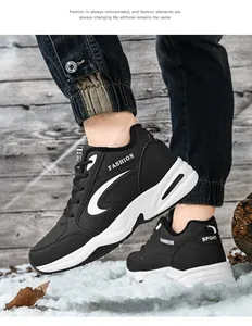 Vista dettagliata di sneakers invernali nere con calda fodera in pelliccia e suola spessa bianca