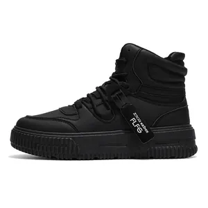 Sneaker da skateboard alte total black con etichetta decorativa per moda e tempo libero