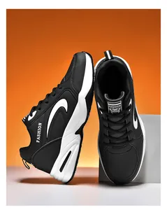 Dettaglio delle scarpe da corsa outdoor da uomo in bianco e nero su sfondo arancione vibrante