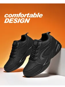 Vista dettagliata di sneakers outdoor nere a basso profilo con suole spesse e calde