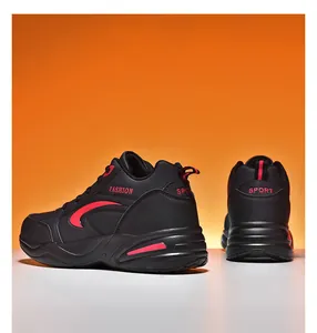 Dettaglio posteriore di scarpe da corsa outdoor nere e rosse da uomo