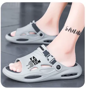 Detailansicht graue Herren-Strandsandalen mit dicker Sohle und verstellbarem Riemen.
