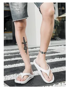 Vue latérale de tongs blanches tendance portées pour un usage décontracté durant l'été